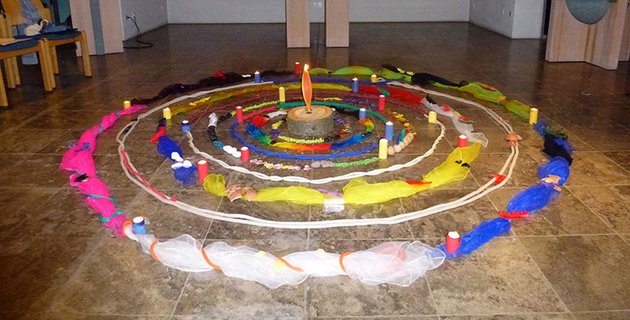 Geschmücker Altar in der Nikodemuskirche